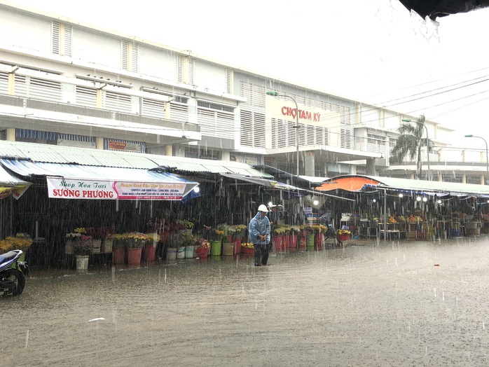 Mưa lớn, thủy điện xả lũ, nhiều nơi ở Quảng Nam ngập lụt - Ảnh 7.