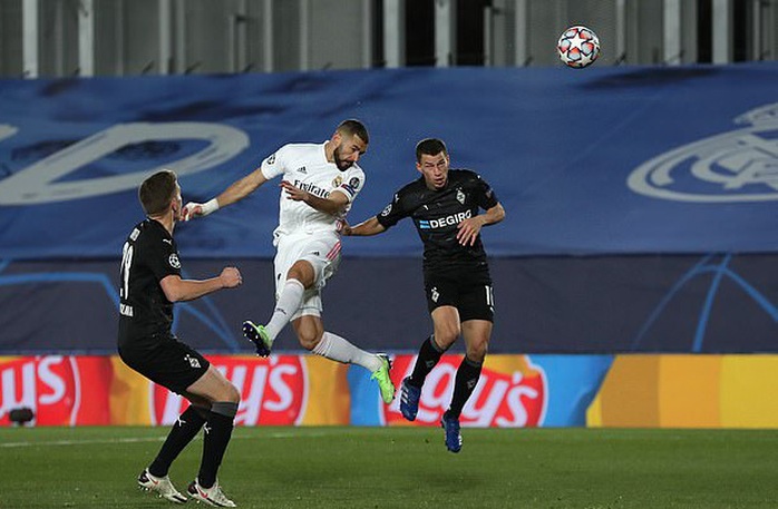Benzema lập kỷ lục, Real Madrid ngoạn mục vượt vòng bảng Champions League - Ảnh 3.