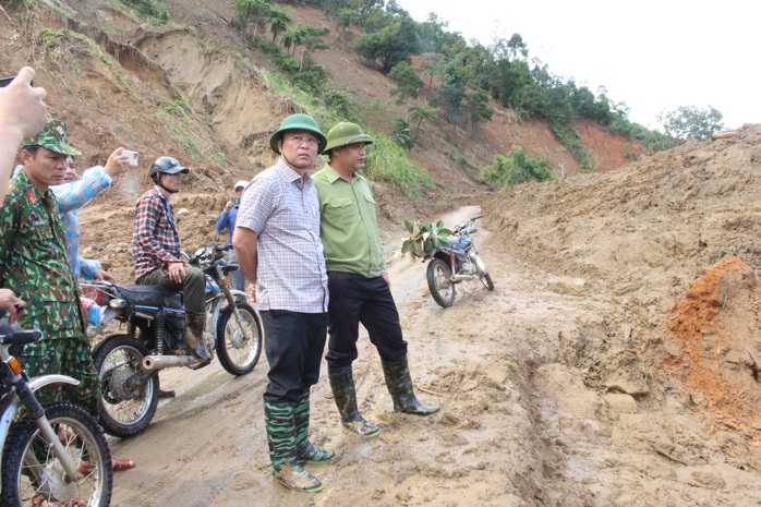 Vượt núi vào 2 xã bị cô lập, Chủ tịch Quảng Nam ban hành tình huống khẩn cấp - Ảnh 3.
