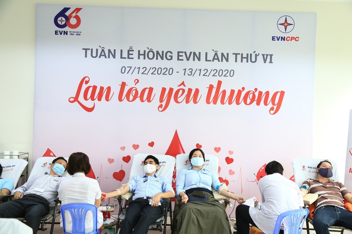 Hơn 450 cán bộ, công nhân viên EVNCPC hiến máu cứu người - Ảnh 1.