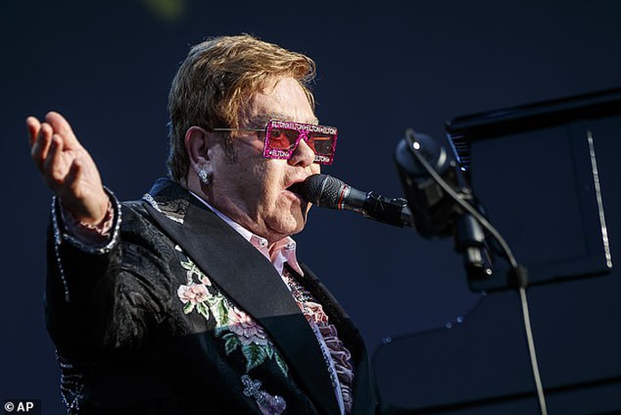 Danh ca Elton John kiếm bộn tiền bất chấp dịch Covid-19 - Ảnh 1.
