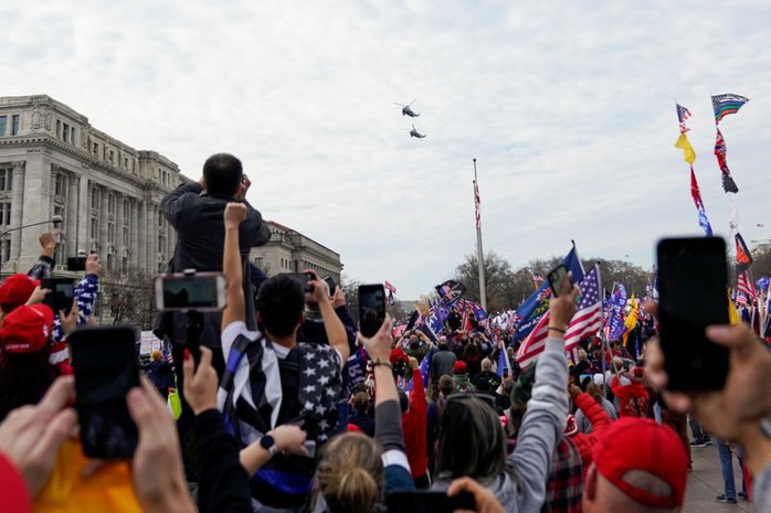 Hàng ngàn người tuần hành ủng hộ Tổng thống Trump - Ảnh 2.