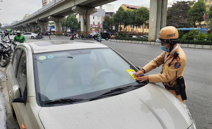 Nhiều tài xế ôtô bất ngờ trong ngày đầu cảnh sát dán thông báo phạt nguội - Ảnh 5.