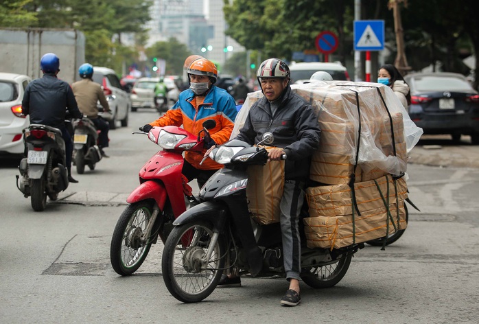 CLIP: Người dân Hà Nội co ro trong rét đậm tràn về - Ảnh 10.