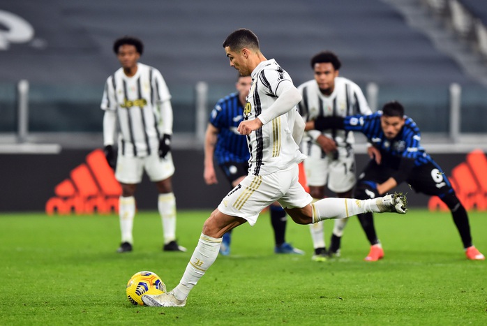Ronaldo hỏng penalty, Morata vụng về khiến Juventus mất điểm - Ảnh 2.