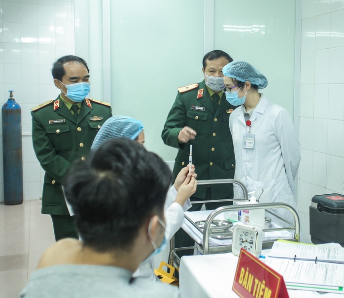 Cận cảnh: Người Việt đầu tiên tiêm thử nghiệm vắc-xin Covid-19 Nano Covax - Ảnh 2.