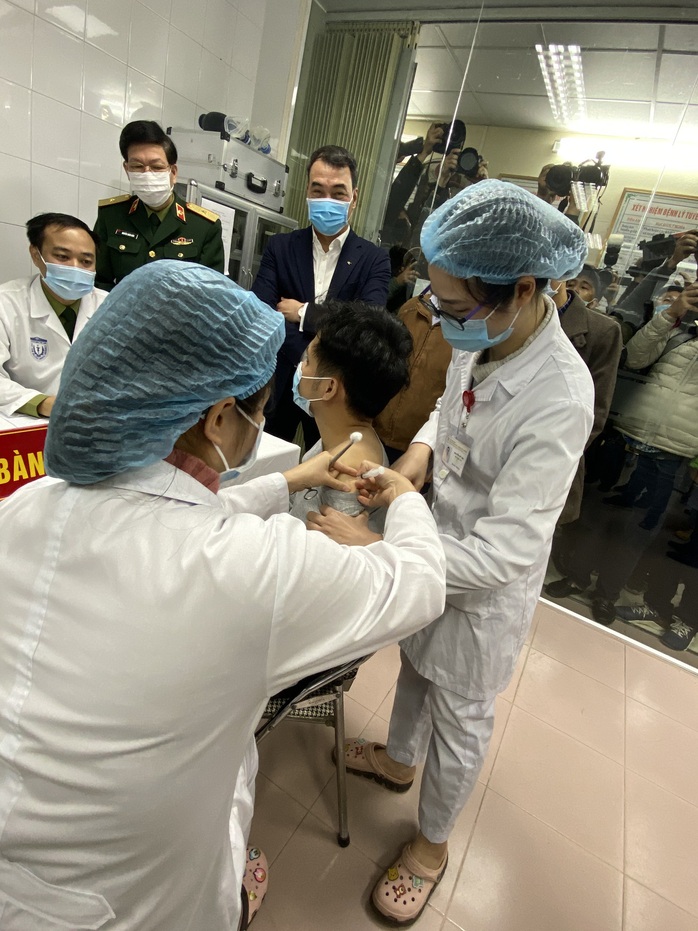 Cận cảnh: Người Việt đầu tiên tiêm thử nghiệm vắc-xin Covid-19 Nano Covax - Ảnh 13.