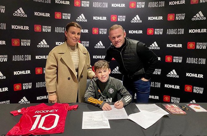 Quý tử nhà Rooney ký hợp đồng với Man United ở tuổi 11 - Ảnh 2.