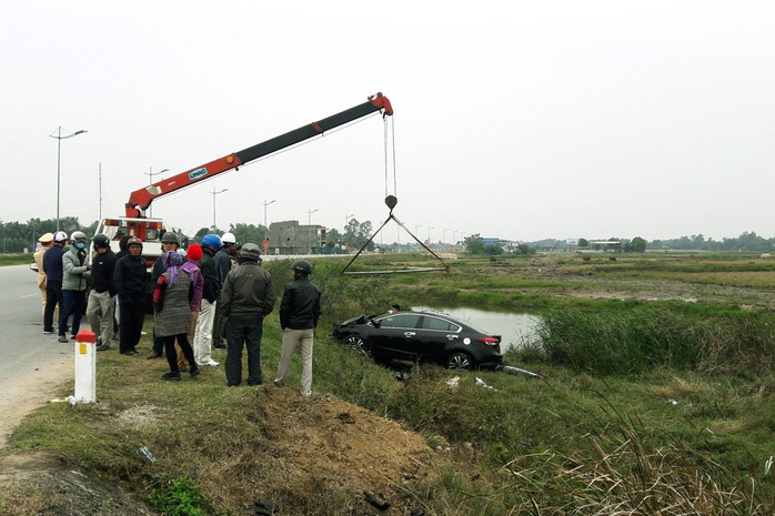 Toyota Vios tông bay cột mốc lao xuống ruộng, tài xế tử vong - Ảnh 1.