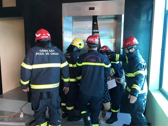 2 thang máy của công ty cùng gặp sự cố, 38 người mắc kẹt - Ảnh 1.