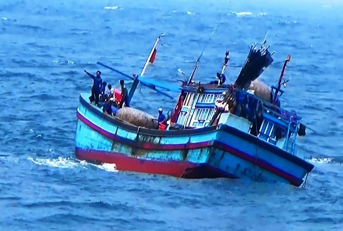 Nhiều tàu cá Bình Định gặp nạn, 2 ngư dân mất tích - Ảnh 1.