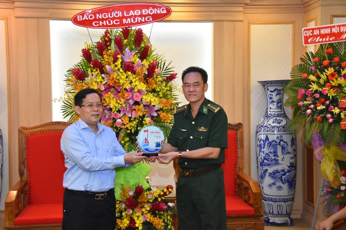 Tổng Biên tập Báo Người Lao Động thăm, chúc mừng các đơn vị quân đội - Ảnh 4.