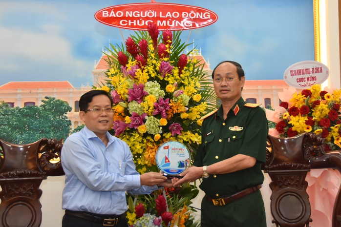 Tổng Biên tập Báo Người Lao Động thăm, chúc mừng các đơn vị quân đội - Ảnh 5.