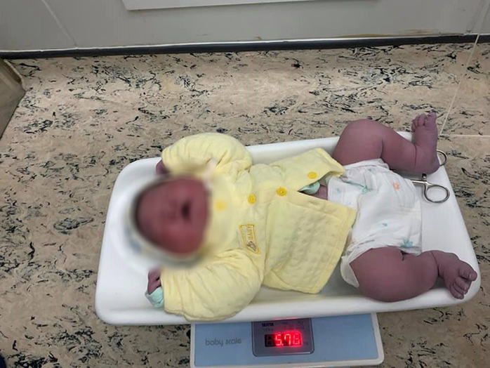Sản phụ 40 tuổi sinh bé trai sơ sinh nặng gần 6 kg - Ảnh 2.