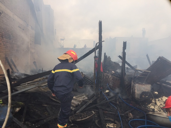 Hỏa hoạn dữ dội khiến 4 căn nhà cháy rụi hoàn toàn ở Lâm Đồng - Ảnh 3.