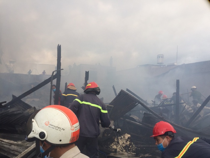 Hỏa hoạn dữ dội khiến 4 căn nhà cháy rụi hoàn toàn ở Lâm Đồng - Ảnh 2.