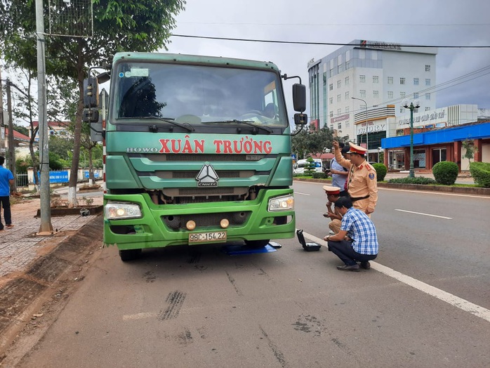 Dàn xe quá tải thi gan với CSGT suốt hơn 10 giờ - Ảnh 2.