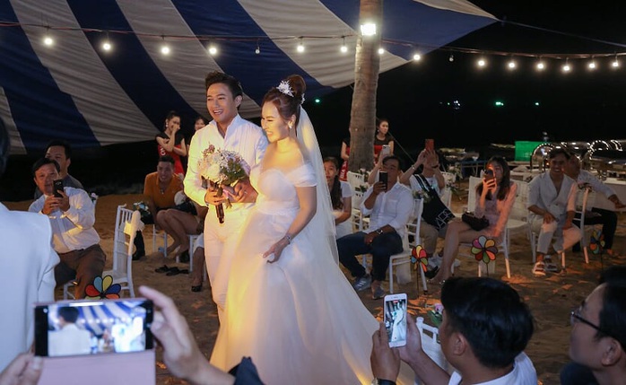 Quý Bình hát tặng vợ trong tiệc báo hỷ sang chảnh ở Phú Quốc - Ảnh 11.