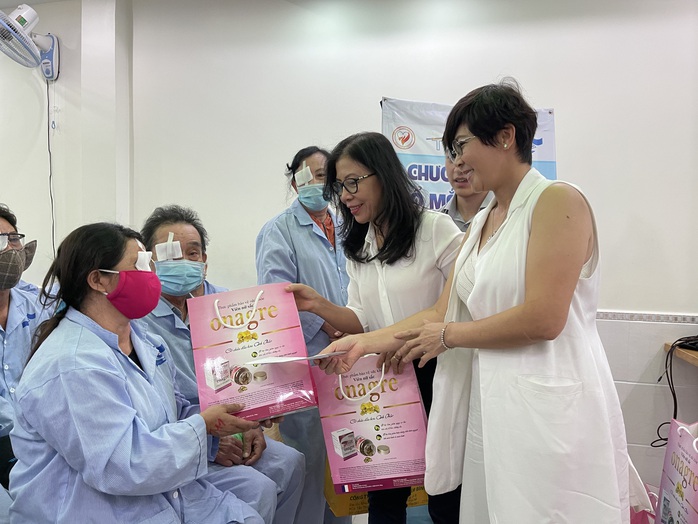 Dược Thuận Gia và VIETCO giúp bà con nghèo mổ mắt - Ảnh 1. Dược Thuận Gia và VIETCO giúp bà con nghèo mổ mắt - Ảnh 1.