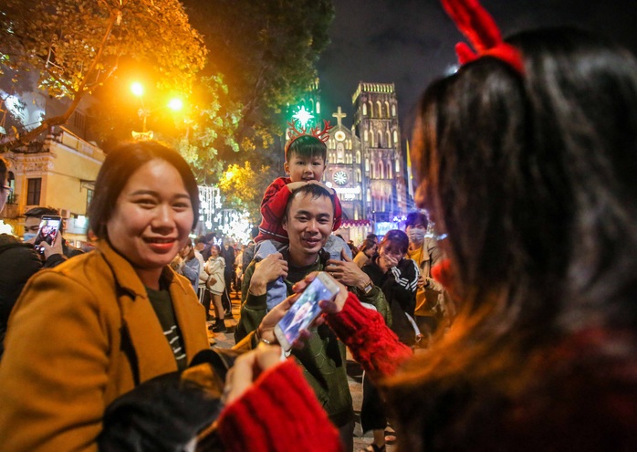 CLIP: Dòng người náo nức trong đêm Giáng sinh an lành, vui tươi ở Hà Nội và TP HCM - Ảnh 5.