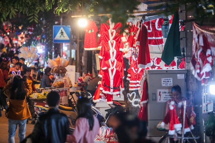 CLIP: Dòng người náo nức trong đêm Giáng sinh an lành, vui tươi ở Hà Nội và TP HCM - Ảnh 10.