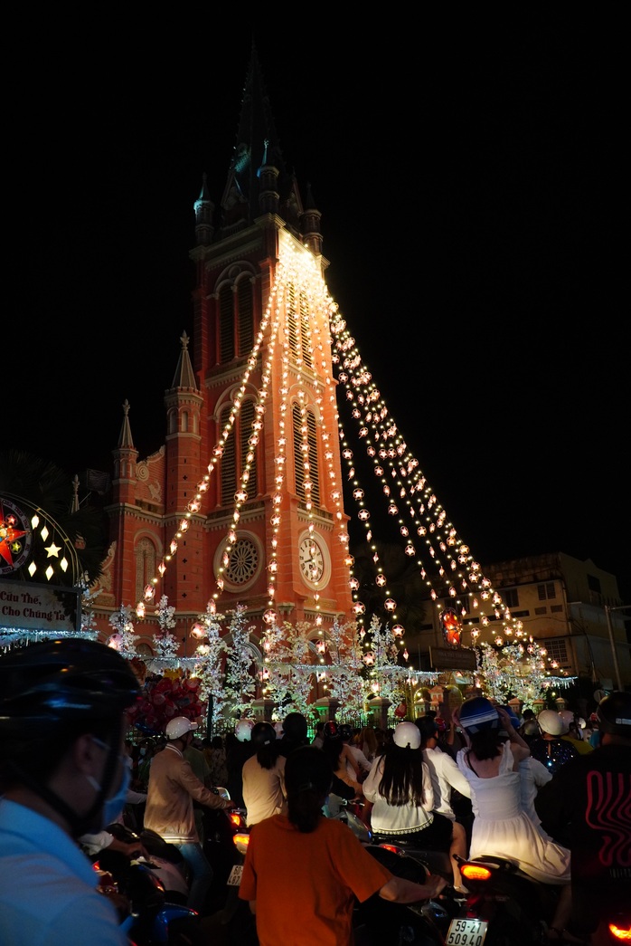 CLIP: Dòng người náo nức trong đêm Giáng sinh an lành, vui tươi ở Hà Nội và TP HCM - Ảnh 24.