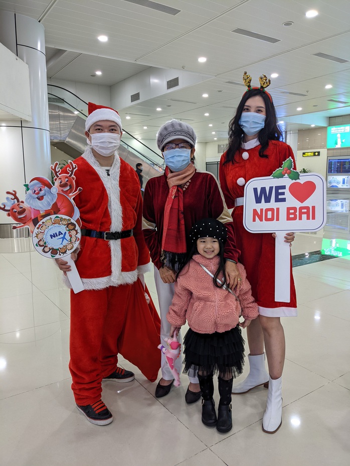 Khách nhí đến sân bay Nội Bài nhận ngay quà Giáng sinh - Ảnh 4.