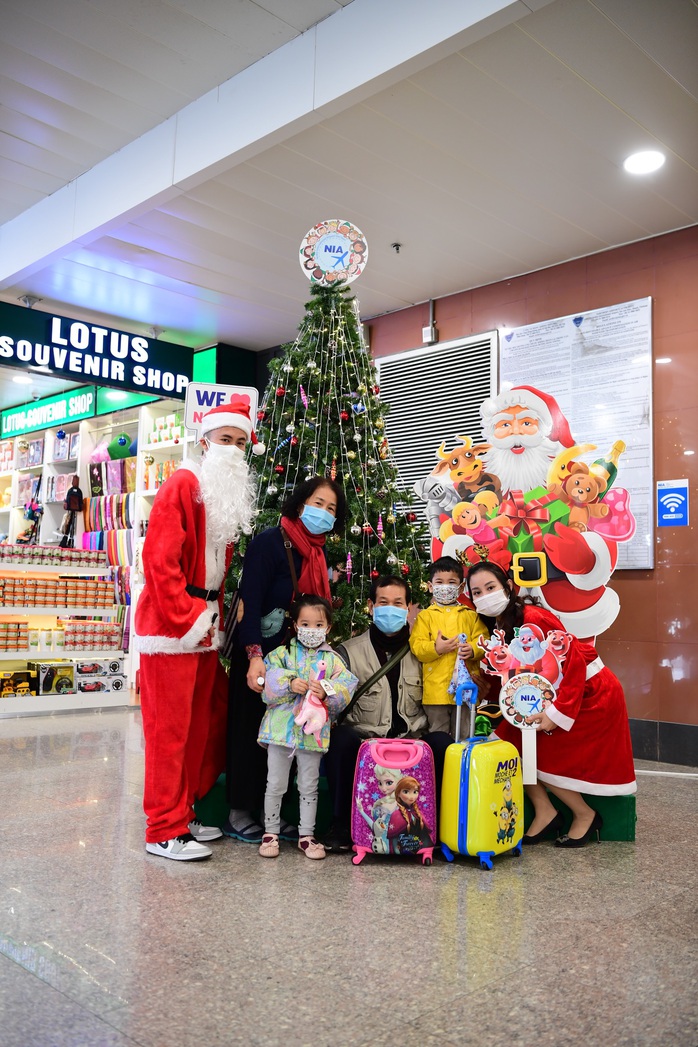 Khách nhí đến sân bay Nội Bài nhận ngay quà Giáng sinh - Ảnh 7.