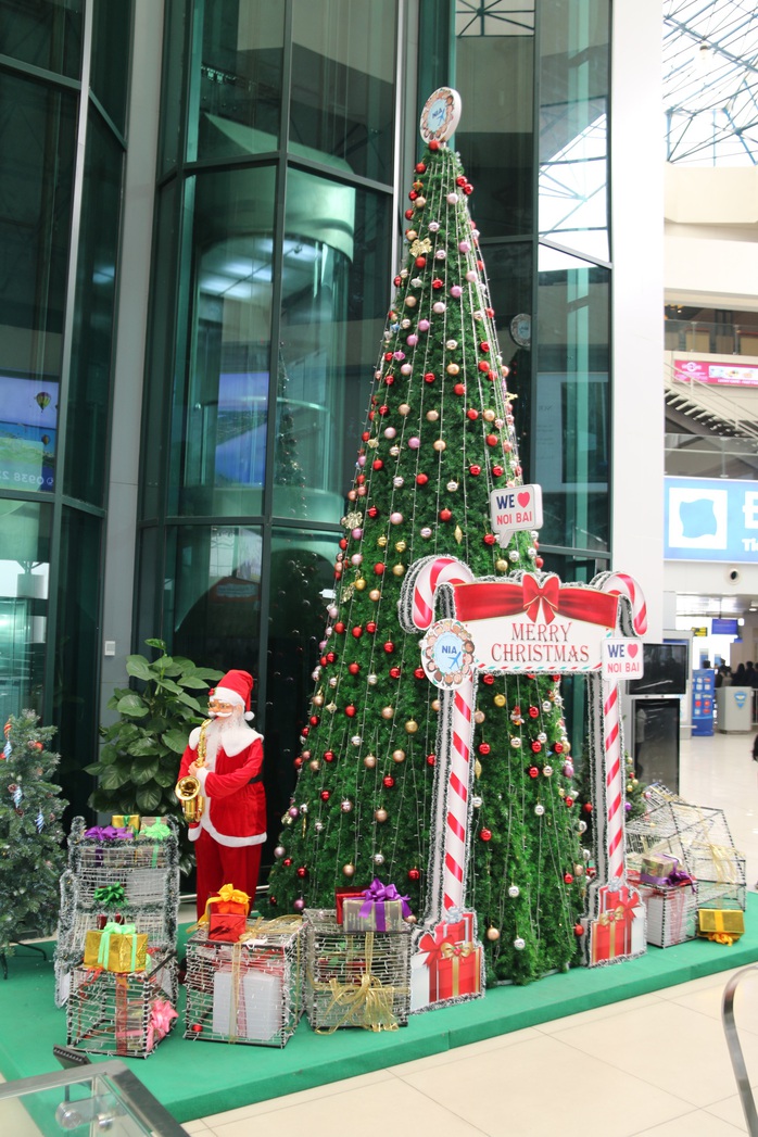 Khách nhí đến sân bay Nội Bài nhận ngay quà Giáng sinh - Ảnh 10.