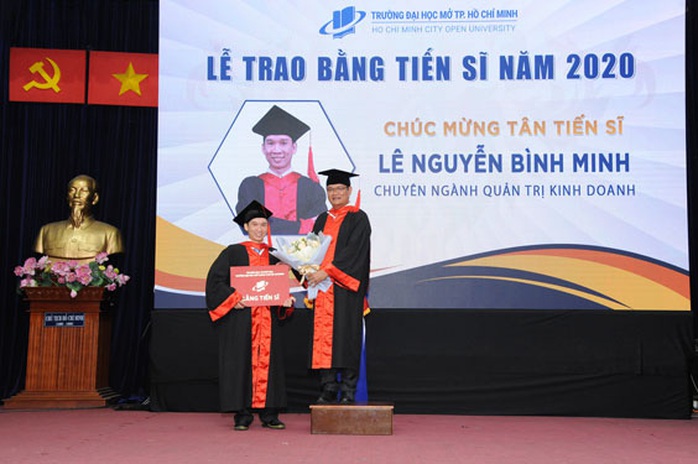 Trao bằng tiến sĩ, thạc sĩ cho 436 nghiên cứu sinh, học viên cao học - Ảnh 1.