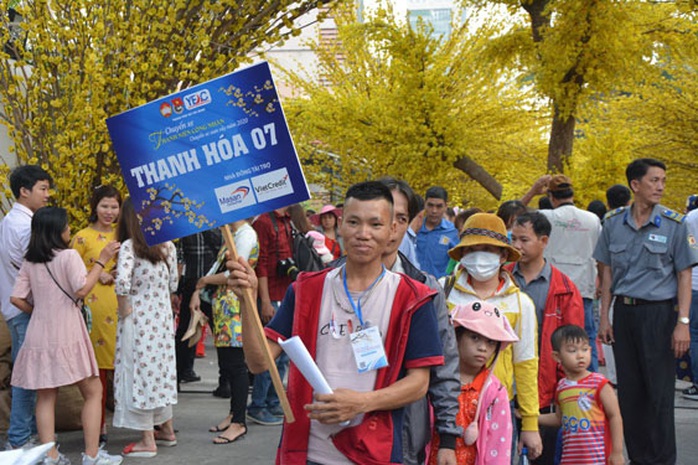 Tặng 905 vé máy bay, vé xe Tết cho công nhân - Ảnh 1.