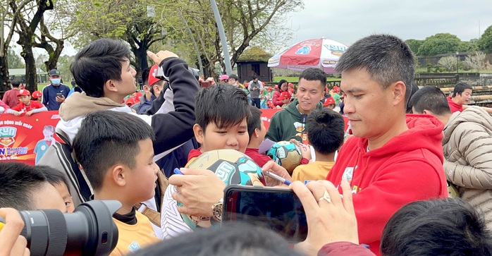 Công Vinh gặp bạn cũ Lê Văn Trương trong ngày truyền cảm hứng bóng đá ở Huế - Ảnh 3.