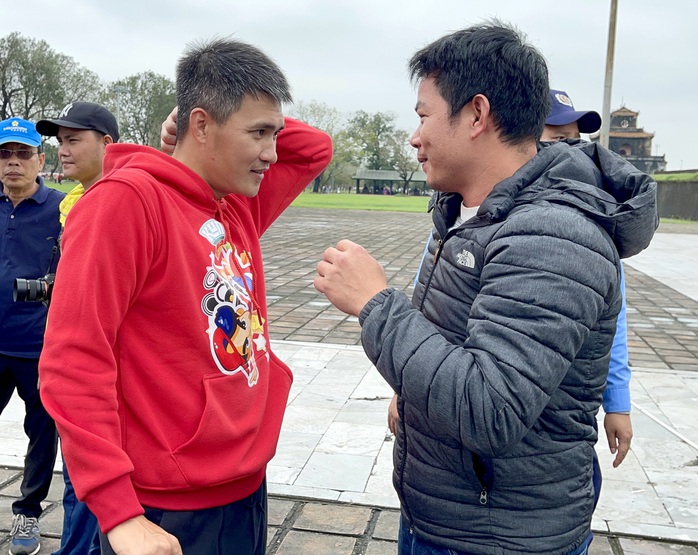 Công Vinh gặp bạn cũ Lê Văn Trương trong ngày truyền cảm hứng bóng đá ở Huế - Ảnh 2.