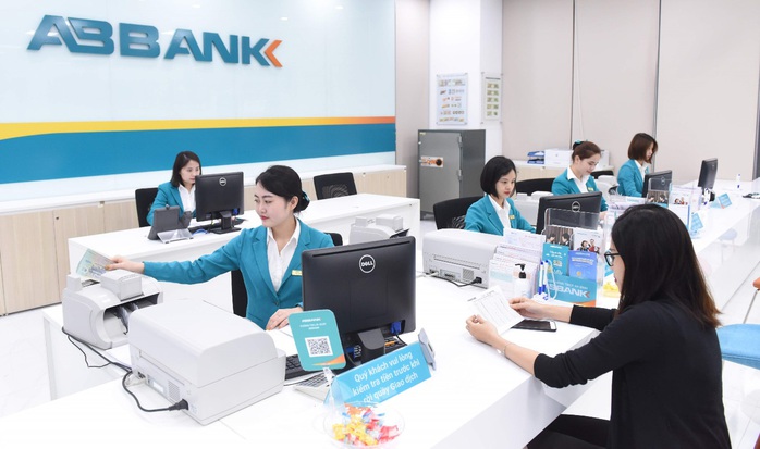 Ngân hàng đua lên sàn, cổ phiếu “vua” trở lại - Ảnh 1. Ngân hàng đua lên sàn, cổ phiếu “vua” trở lại - Ảnh 1.