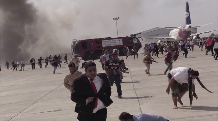 2 vụ nổ ở sân bay Yemen khiến 140 người thương vong: May mà máy bay thoát nạn - Ảnh 1.