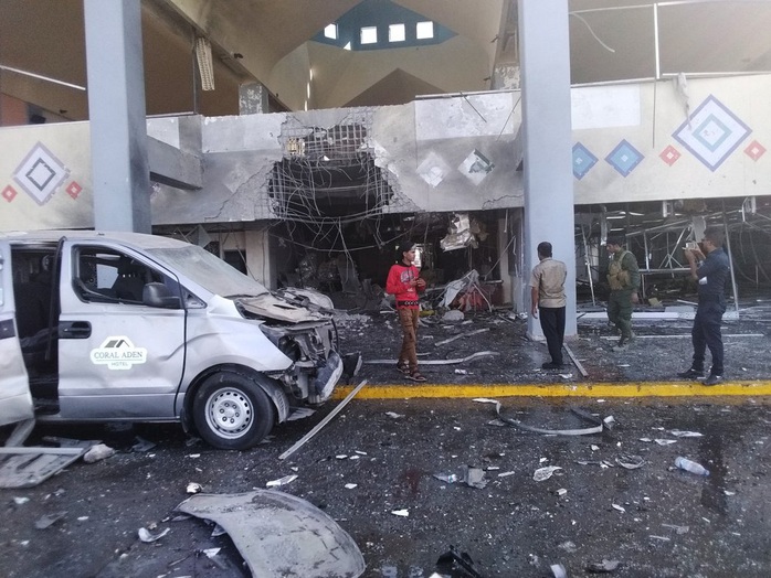 2 vụ nổ ở sân bay Yemen khiến 140 người thương vong: May mà máy bay thoát nạn - Ảnh 4.