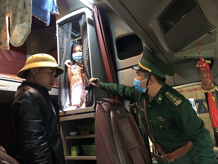 Người đàn bà bí mật bên trong cabin xe Container từ Lào về Việt Nam - Ảnh 1.