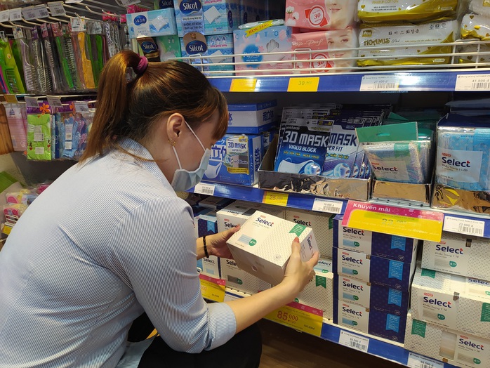 Siêu thị Việt tặng khẩu trang vải kháng khuẩn cho khách hàng đến hết tháng 12 - Ảnh 1.