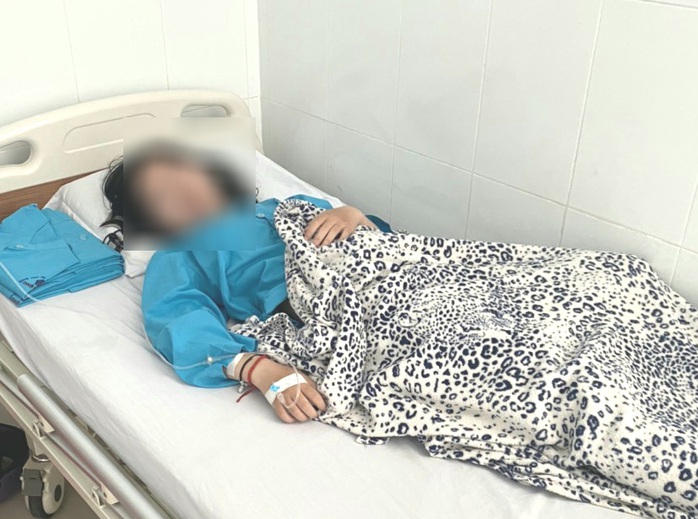 Vụ nữ sinh lớp 10 uống thuốc tự tử ở An Giang: Đình chỉ công tác hiệu trưởng - Ảnh 2.