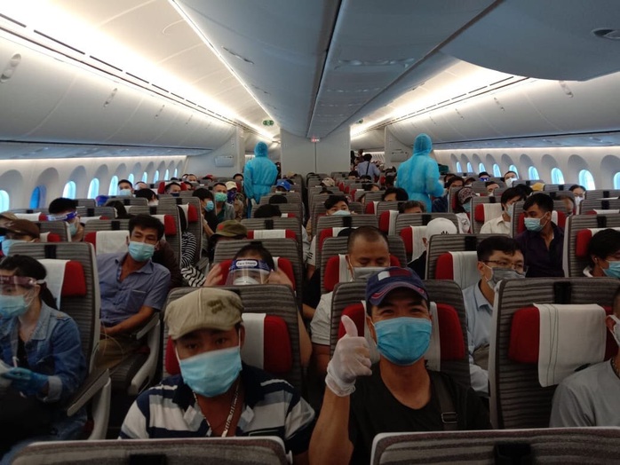 Gần 280 người Việt từ Ả Rập Saudi về nước trên máy bay  Bamboo Airways - Ảnh 1.