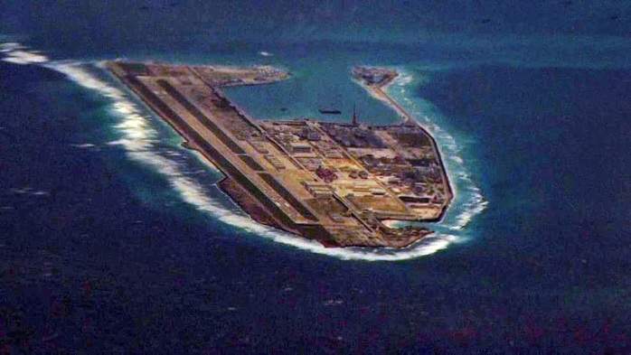 Báo Trung Quốc: Đảo nhân tạo ở biển Đông dễ bị tấn công - Ảnh 2.