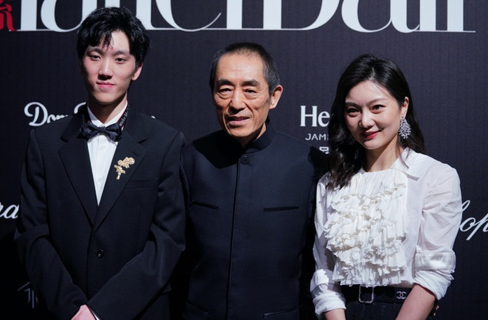Hình ảnh hiếm hoi về gia đình mới của đạo diễn Trương Nghệ Mưu - Ảnh 1.