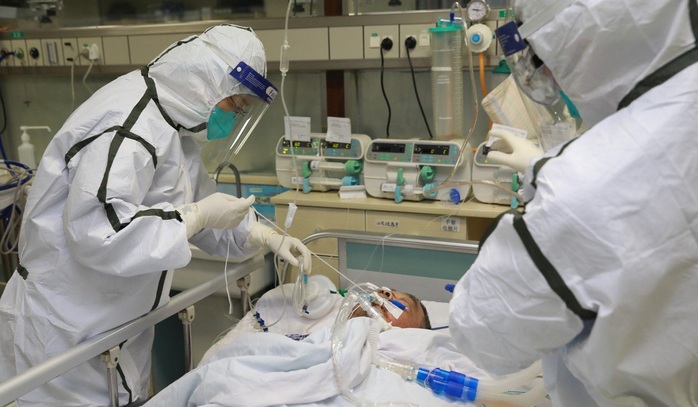 Bệnh viện “vỡ trận”, tính mạng y bác sĩ bị đe dọa hơn người nhiễm virus corona - Ảnh 1.