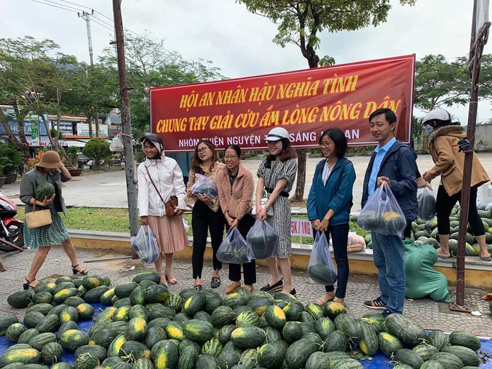 Một buổi sáng, người Hội An giải cứu hơn 7 tấn dưa hấu bí đường sang Trung Quốc - Ảnh 6.