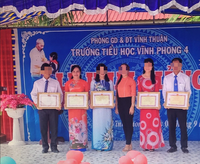 Khôi hài việc nữ hiệu trưởng ôm giấy khen của người khác để... ra oai! - Ảnh 1.