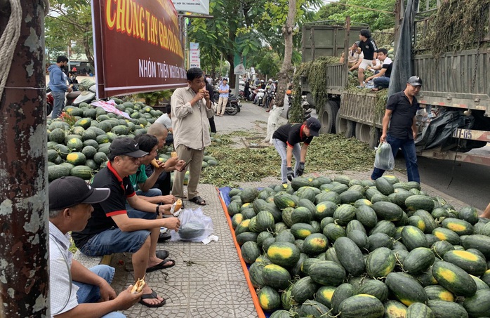 Một buổi sáng, người Hội An giải cứu hơn 7 tấn dưa hấu bí đường sang Trung Quốc - Ảnh 2.