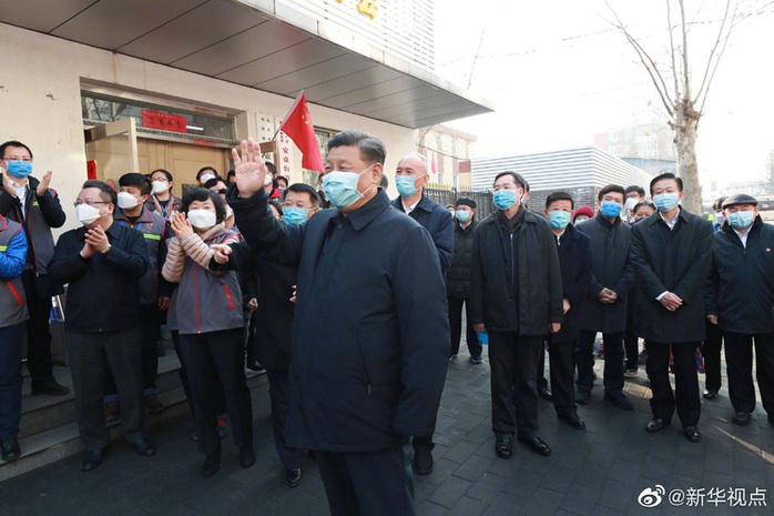 Chủ tịch Trung Quốc Tập Cận Bình đeo khẩu trang đi thăm người dân - Ảnh 2.