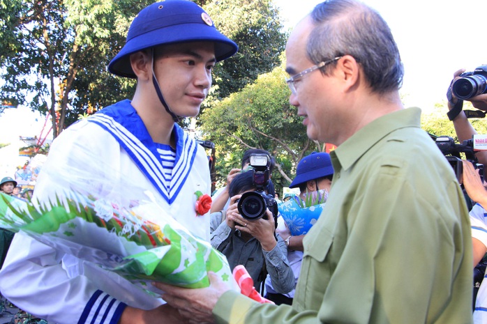 Hàng ngàn thanh niên TP HCM lên đường nhập ngũ - Ảnh 2.