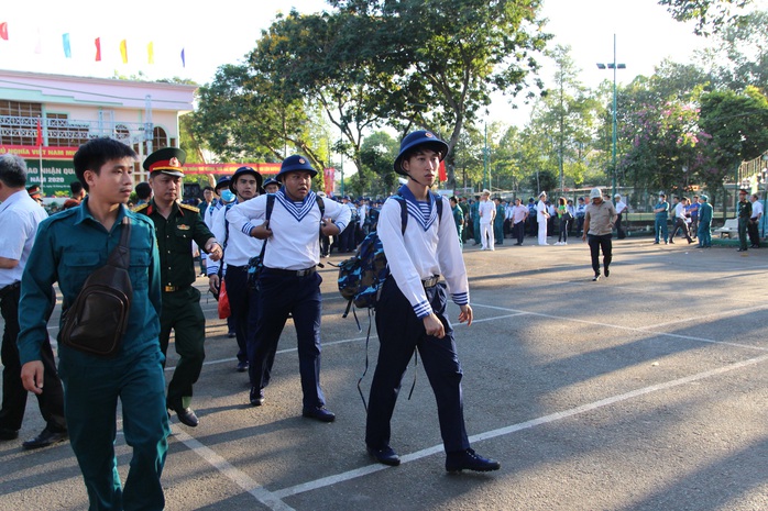 Hàng ngàn thanh niên TP HCM lên đường nhập ngũ - Ảnh 4.