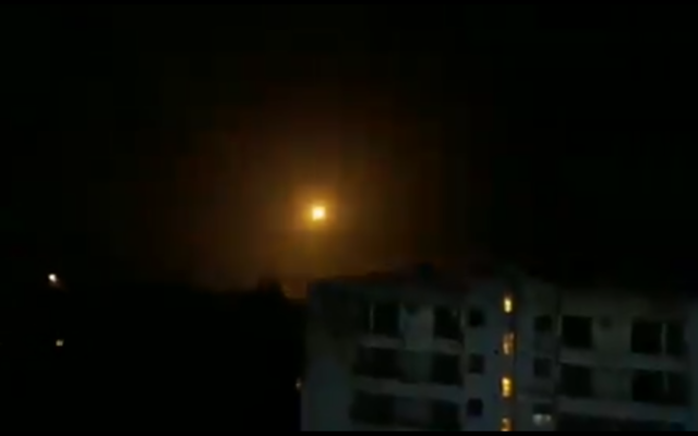 Phòng không Syria không chặn được tên lửa Israel, 7 người chết - Ảnh 1.